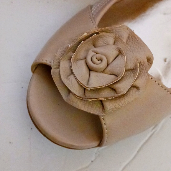 Etienne Aigner tan open toe flats-sz 7 1/2 - Picture 5 of 8